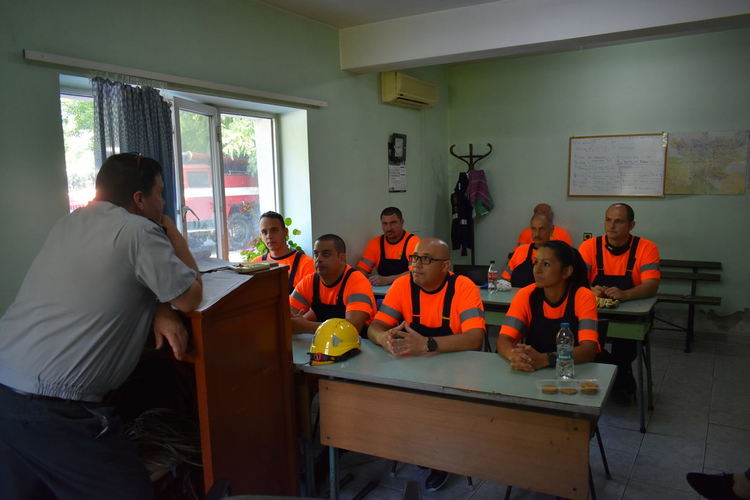 Доброволците от "Асеневци" се обучиха как да гасят пожари (снимки)