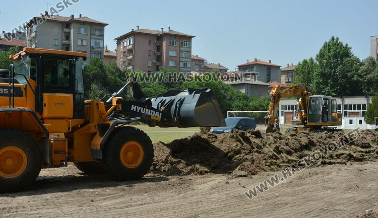 Разкопаха тревното покритие на стадион „Младост“