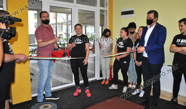 Хасковските шампиони по вдигане на тежести вече тренират в обновена зала 