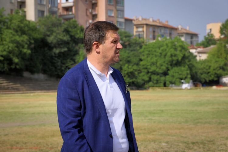 Разкопаха тревното покритие на стадион „Младост“