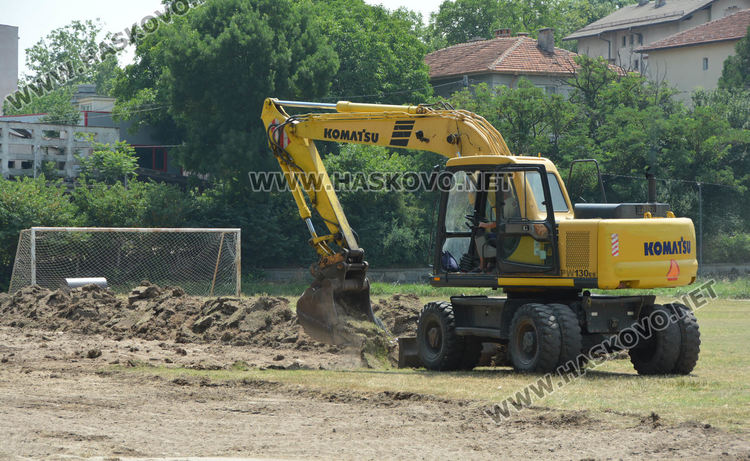 Разкопаха тревното покритие на стадион „Младост“