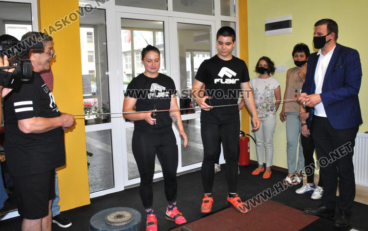 Хасковските шампиони по вдигане на тежести вече тренират в обновена зала 