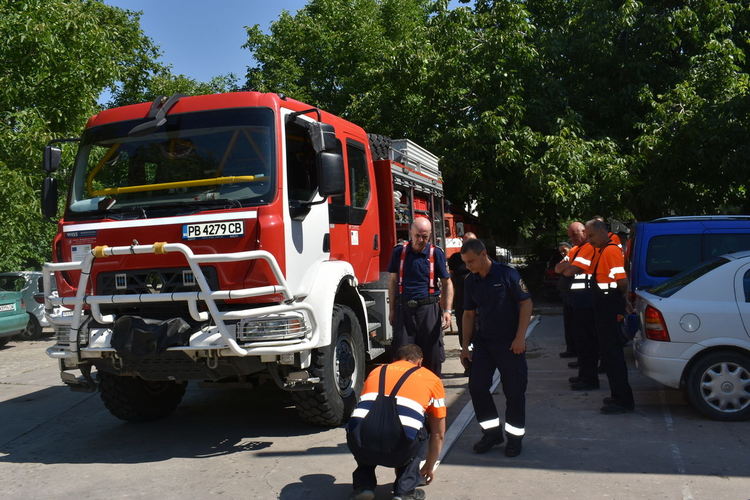 Доброволците от "Асеневци" се обучиха как да гасят пожари (снимки)