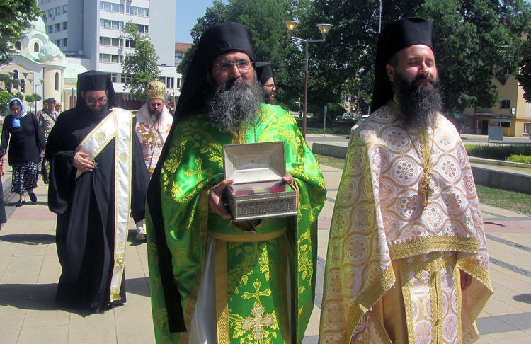 Литийно шествие премина през центъра на Перник