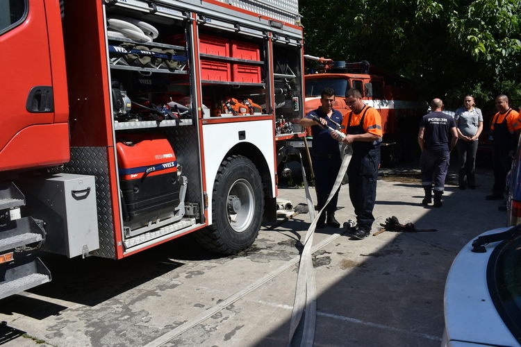 Доброволците от "Асеневци" се обучиха как да гасят пожари (снимки)