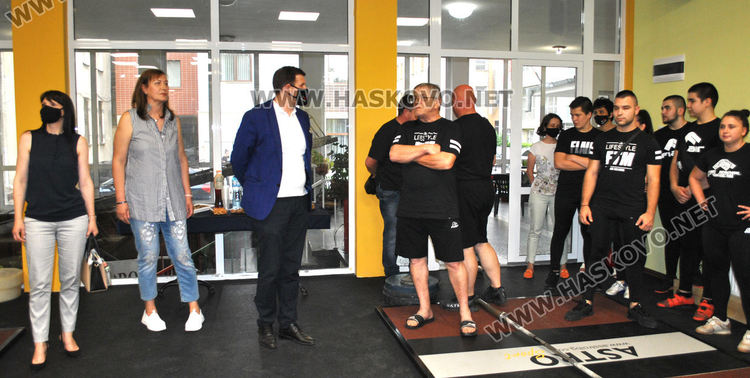 Хасковските шампиони по вдигане на тежести вече тренират в обновена зала 