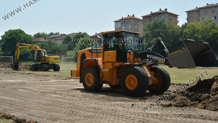 Разкопаха тревното покритие на стадион „Младост“