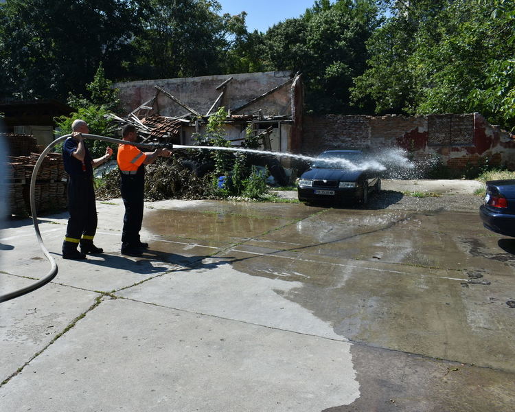 Доброволците от "Асеневци" се обучиха как да гасят пожари (снимки)