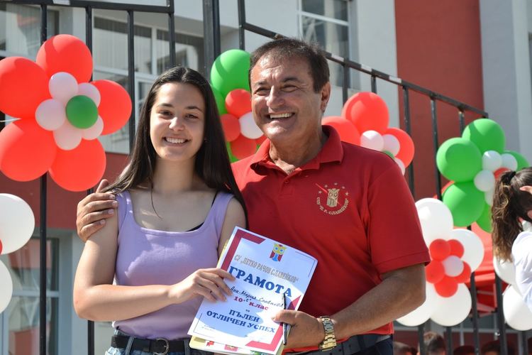 81 грамоти за пълен отличен на гимназистите в "Славейков"