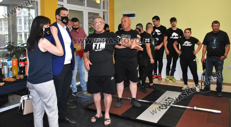 Хасковските шампиони по вдигане на тежести вече тренират в обновена зала 