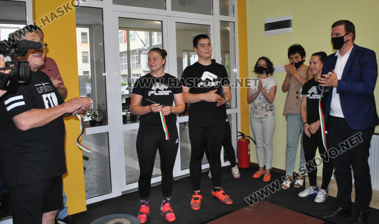 Хасковските шампиони по вдигане на тежести вече тренират в обновена зала 