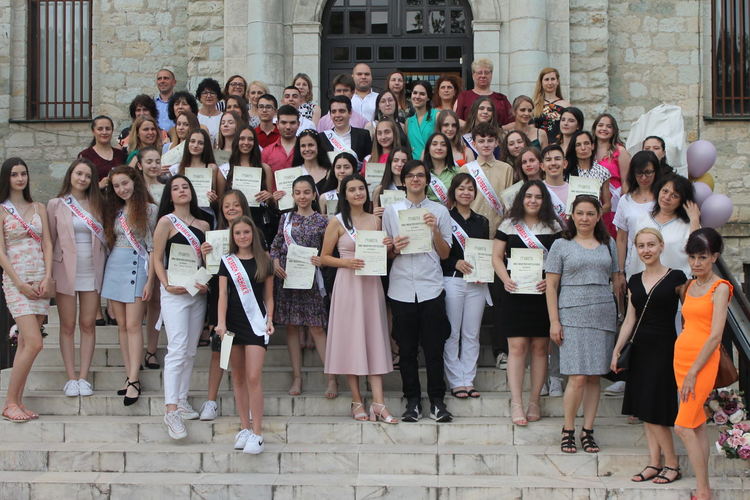 100 награди за 100-годишнината на Гимназия „Христо Ботев”