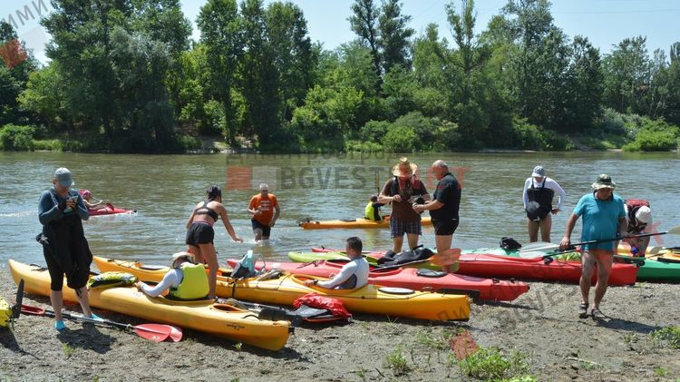Каяци "превземат" водите на река Марица при Димитровград