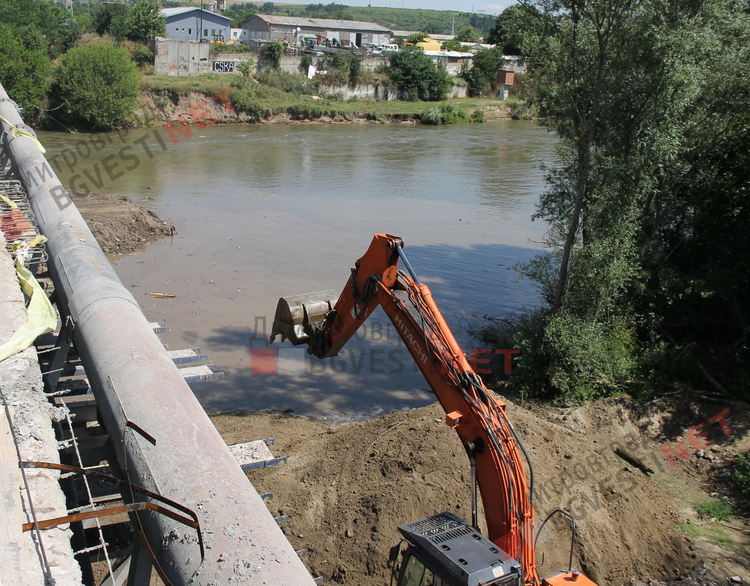 Вижда се краят на ремонта на моста над река Марица в Димитровград