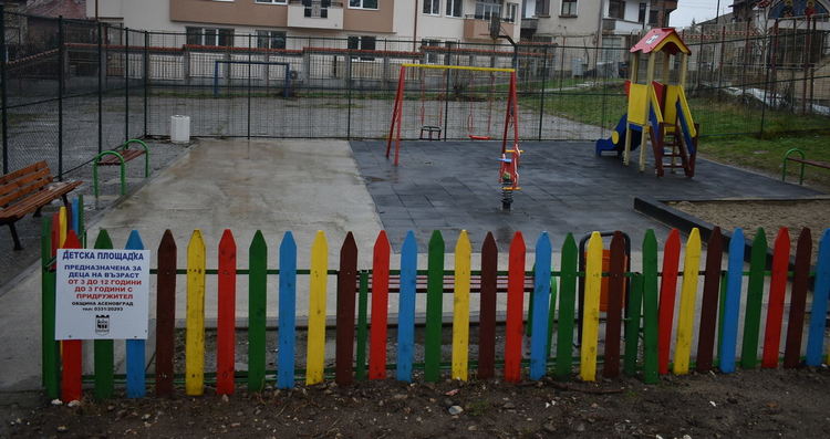 Ремонтират детски площадки в Асеновград 