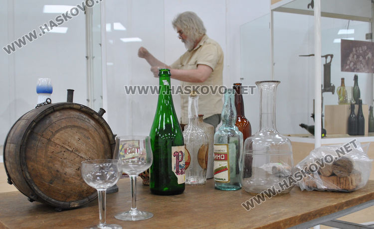 Работни моменти от подреждането на изложбата в РИМ-Хасково