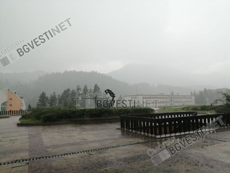 Силна гръмотевична буря се разрази над Смолян