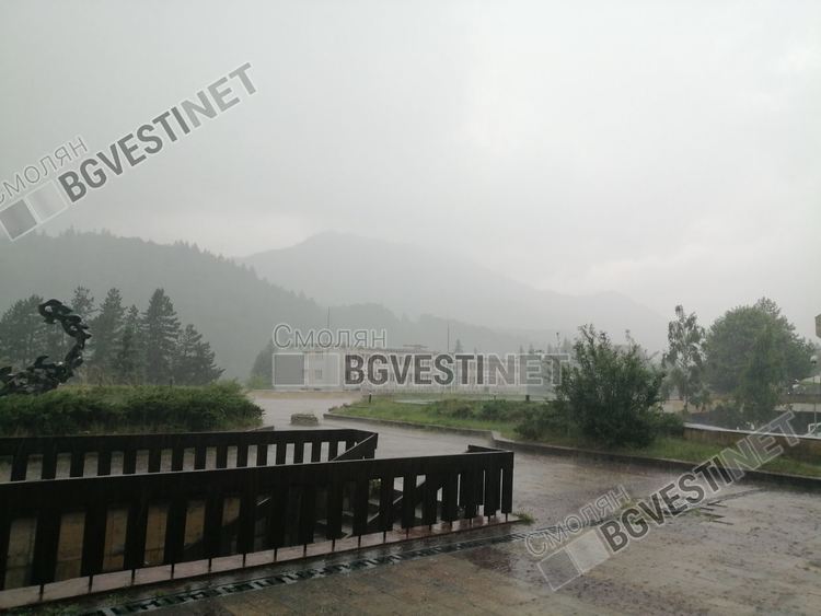 Силна гръмотевична буря се разрази над Смолян