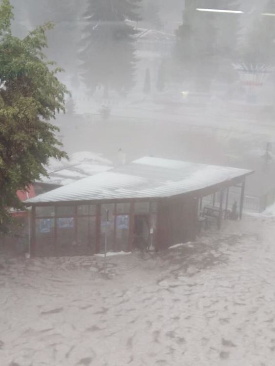 Градушка помете Мадан, улиците са под вода