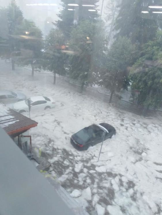 Градушка помете Мадан, улиците са под вода