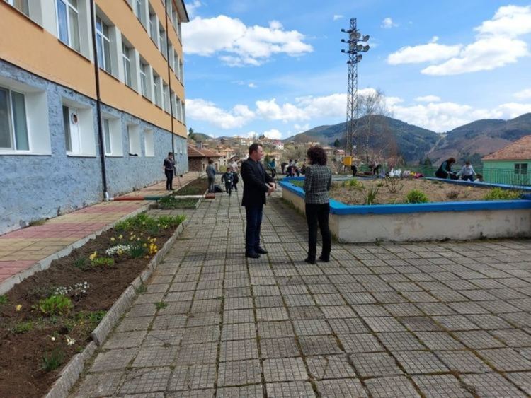 Тръгва обновяването на дворното пространство и площадките в училището в Баните