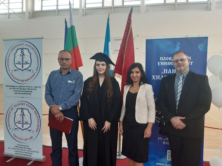  отляво надясно – Тодор Деянов, апелативен прокурор, Елеонора Димитрова, завършила с пълно отличие, Ваня Христева, и.ф. окръжен прокурор на гр. Пловдив и Атанас Илиев, заместник – районен прокурор на гр. Пловдив. 