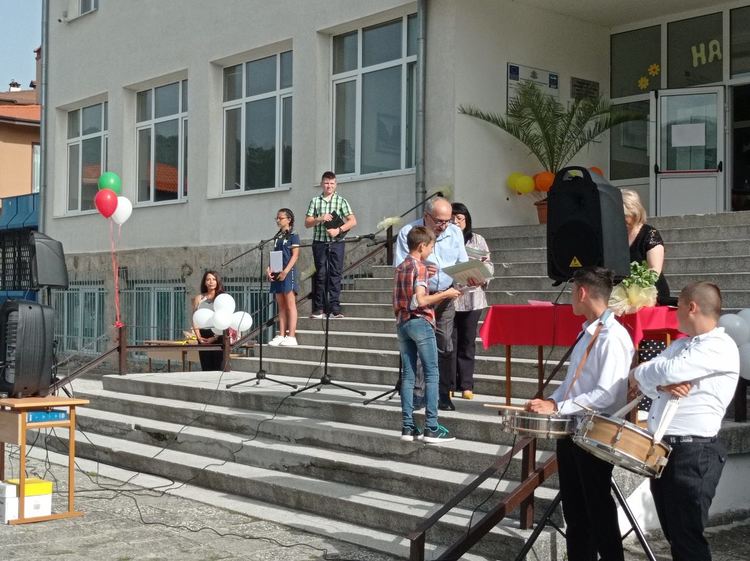 Основните училища в Смолян тържествено изпратиха седмокласниците си /ГАЛЕРИЯ/