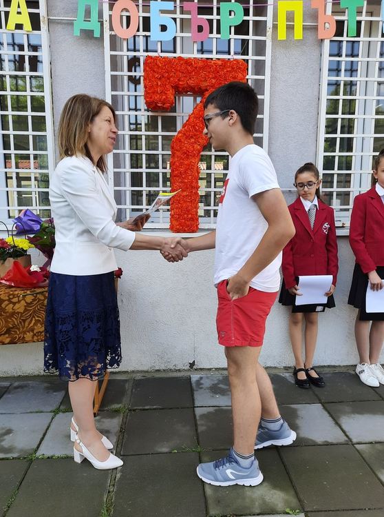 Основните училища в Смолян тържествено изпратиха седмокласниците си /ГАЛЕРИЯ/