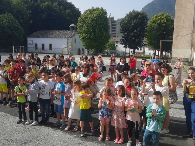 Основните училища в Смолян тържествено изпратиха седмокласниците си /ГАЛЕРИЯ/