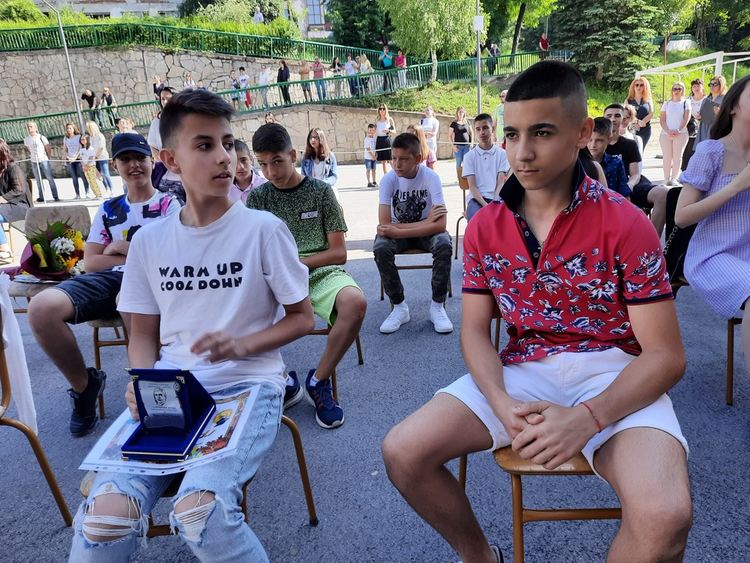 Основните училища в Смолян тържествено изпратиха седмокласниците си /ГАЛЕРИЯ/