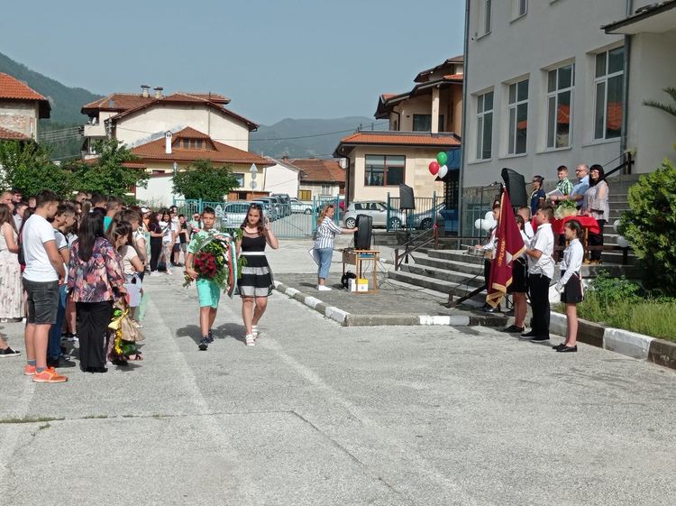 Основните училища в Смолян тържествено изпратиха седмокласниците си /ГАЛЕРИЯ/