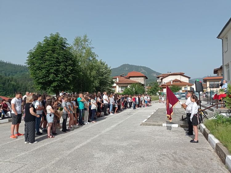 Основните училища в Смолян тържествено изпратиха седмокласниците си /ГАЛЕРИЯ/