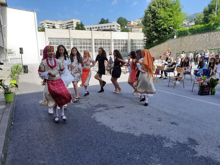 Основните училища в Смолян тържествено изпратиха седмокласниците си /ГАЛЕРИЯ/