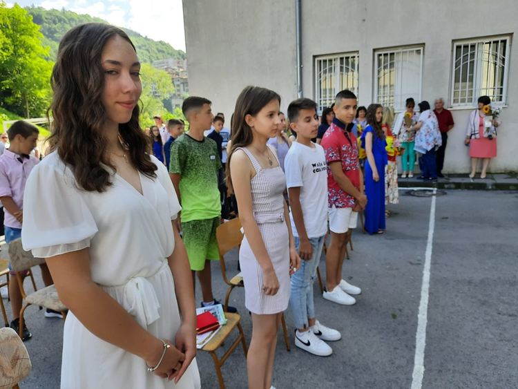 Основните училища в Смолян тържествено изпратиха седмокласниците си /ГАЛЕРИЯ/