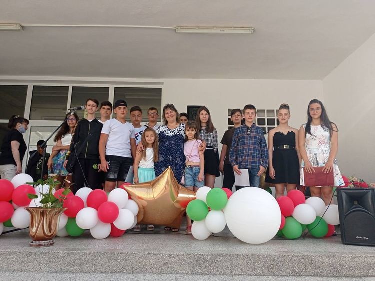 Основните училища в Смолян тържествено изпратиха седмокласниците си /ГАЛЕРИЯ/