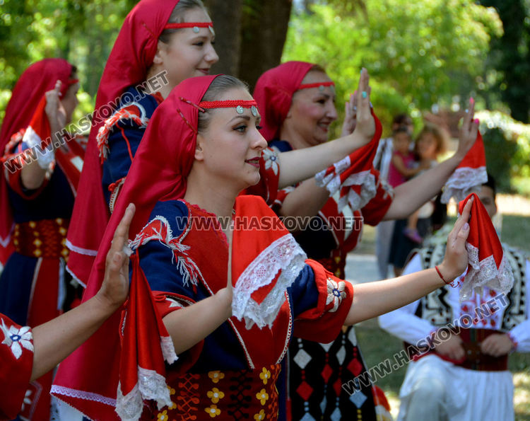 Спомени и песни за бежанците от Тракия и Македония събраха наследниците им в Градската градина