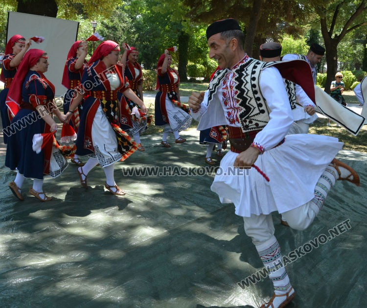 Спомени и песни за бежанците от Тракия и Македония събраха наследниците им в Градската градина