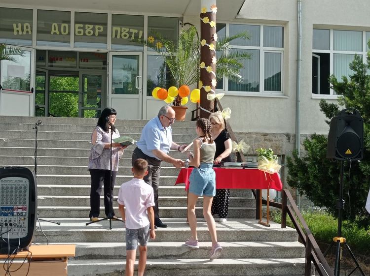 Основните училища в Смолян тържествено изпратиха седмокласниците си /ГАЛЕРИЯ/