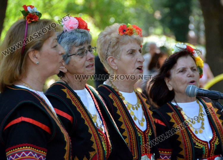 Спомени и песни за бежанците от Тракия и Македония събраха наследниците им в Градската градина
