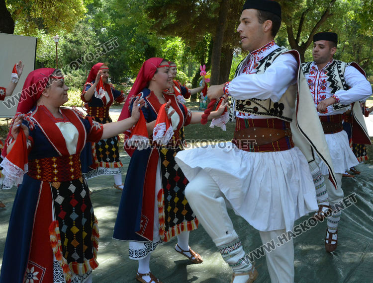 Спомени и песни за бежанците от Тракия и Македония събраха наследниците им в Градската градина