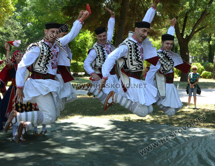 Спомени и песни за бежанците от Тракия и Македония събраха наследниците им в Градската градина