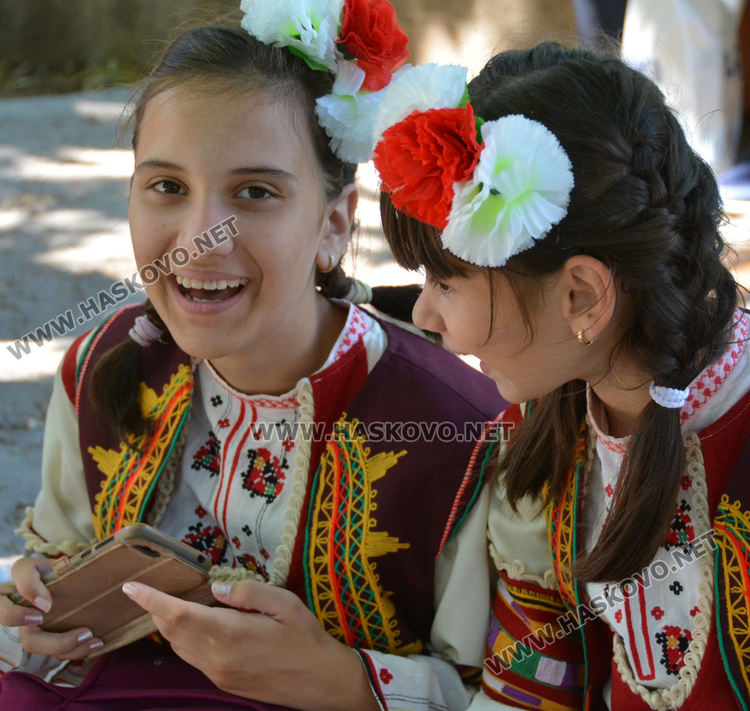 Спомени и песни за бежанците от Тракия и Македония събраха наследниците им в Градската градина