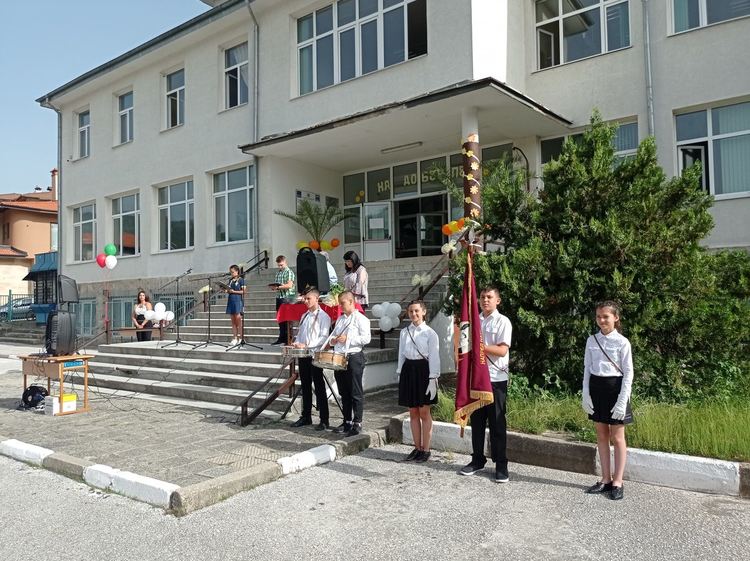 Основните училища в Смолян тържествено изпратиха седмокласниците си /ГАЛЕРИЯ/