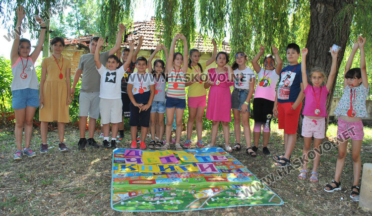 Маша, мечокът и заекът забавляваха децата в Крепост