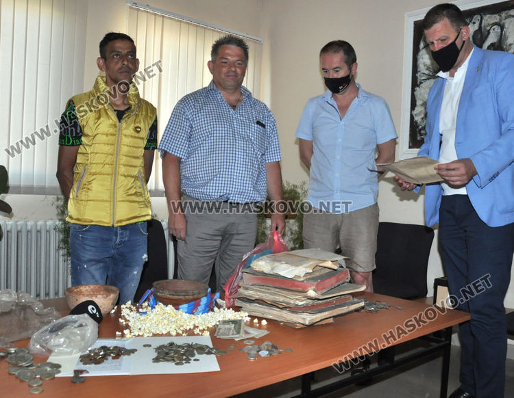 Откриха стари монети в купа с пуканки при разчистването на къща в Горски извор