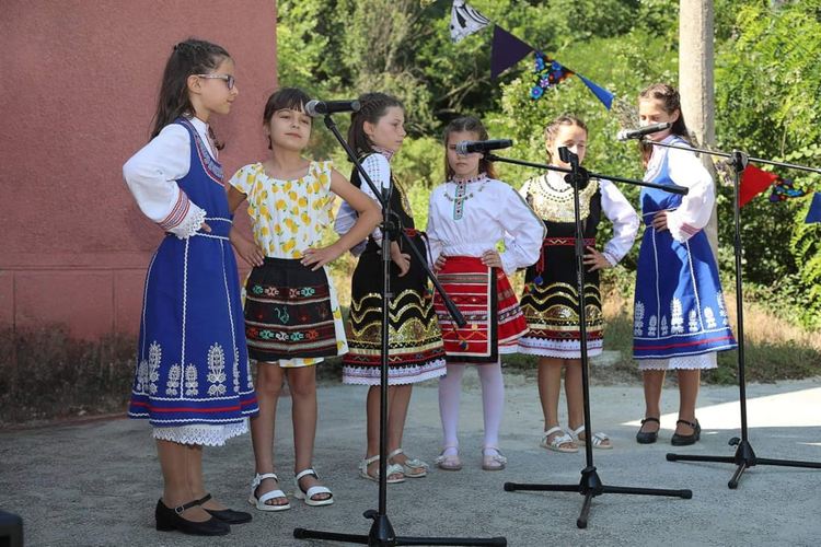 В Брягово посрещнаха лятото с голям детски концерт