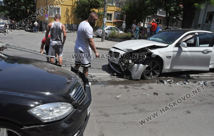Мерцедес и БМВ се разбиха на Кърджалийска