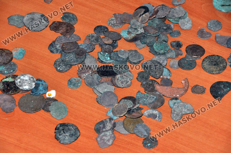 Откриха стари монети в купа с пуканки при разчистването на къща в Горски извор