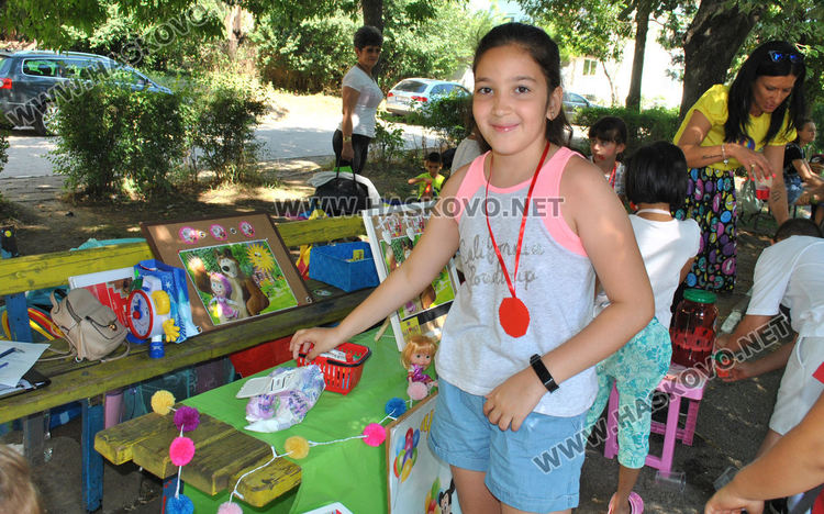 Маша, мечокът и заекът забавляваха децата в Крепост