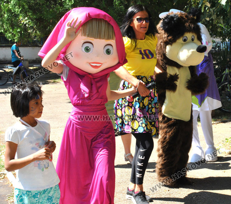 Маша, мечокът и заекът забавляваха децата в Крепост